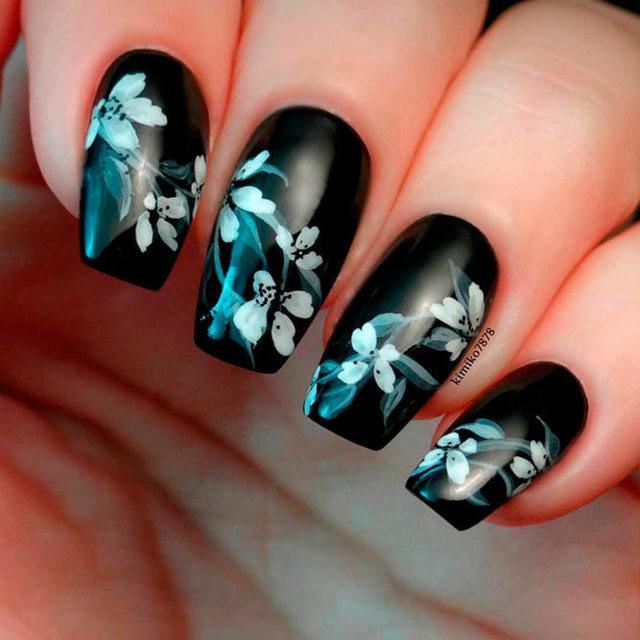 รูปภาพ:https://naildesignsjournal.com/wp-content/uploads/2017/04/modern-nails-trends-9.jpg