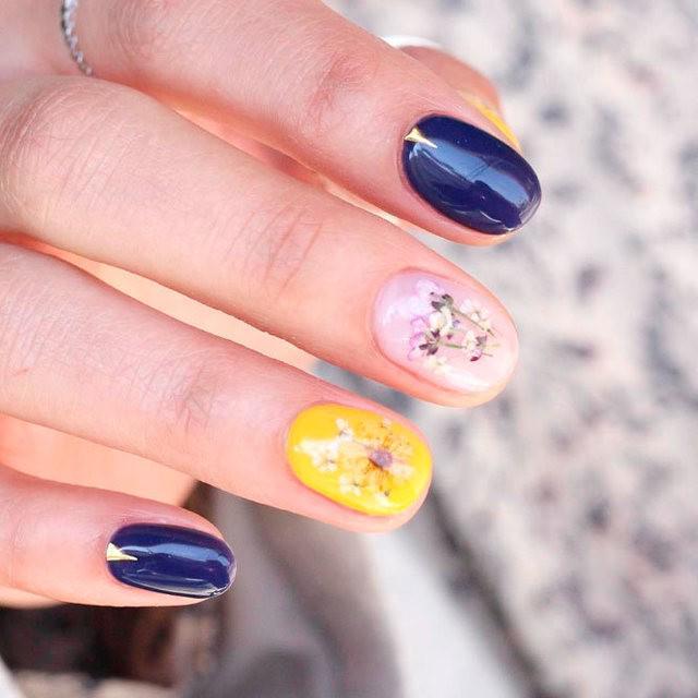 รูปภาพ:https://naildesignsjournal.com/wp-content/uploads/2017/04/modern-nails-trends-19.jpg