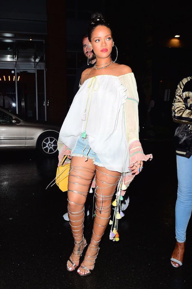 รูปภาพ:https://hips.hearstapps.com/hbz.h-cdn.co/assets/16/22/hbz-rihanna-may-2016-spl1293530_001.jpg