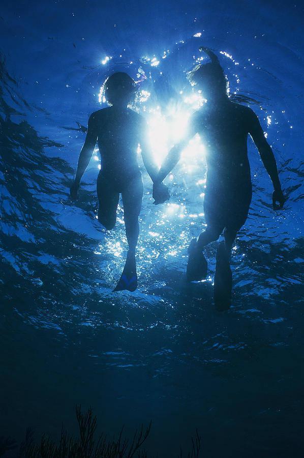 รูปภาพ:http://images.fineartamerica.com/images-medium-large/a-couple-swimming-hand-n-hand-nick-caloyianis.jpg