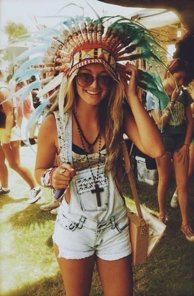 รูปภาพ:http://picture-cdn.wheretoget.it/hkc3ue-l-610x610-shorts-denim+overalls-coachella-tumblr-bralette-summer-sunglasses-bag--jewels.jpg