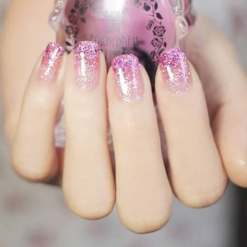 รูปภาพ:http://www.prettydesigns.com/wp-content/uploads/2014/06/Glitter-Pink-Nails.jpg
