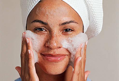 รูปภาพ:http://img.webmd.com/dtmcms/live/webmd/consumer_assets/site_images/articles/health_tools/how_to_clean_dry_skin_slideshow/getty_rm_photo_of_woman_using_hands_to_wash_face.jpg
