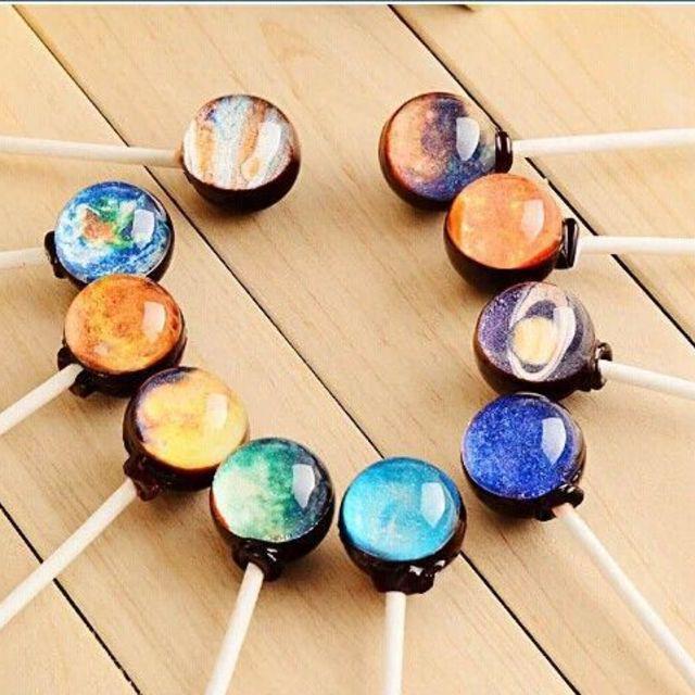 ตัวอย่าง ภาพหน้าปก:สูตร "DIY Galaxy Lollipop" อมยิ้มกาแล็คซี่ ก็ทำกินเองได้ ง่ายจัง!