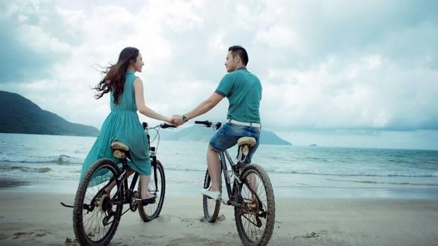 รูปภาพ:http://parinda.in/wp-content/uploads/2014/02/couple-bicycle-riding-on-beach-hd-wallpaper.jpg