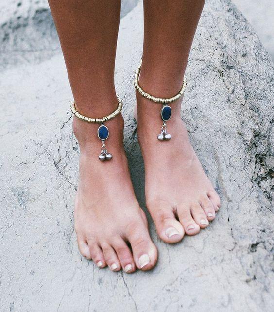 รูปภาพ:http://i.styleoholic.com/2017/05/18-metallic-anklets-with-silver-beads-and-large-navy-rhinestones.jpg