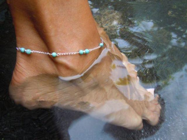 รูปภาพ:http://i.styleoholic.com/2017/05/12-cute-silver-and-turquoise-bead-anklet.jpg