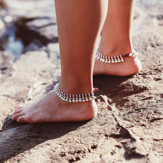 รูปภาพ:http://i.styleoholic.com/2017/05/03-layered-anklets-of-pearls-and-silver-beads.jpg