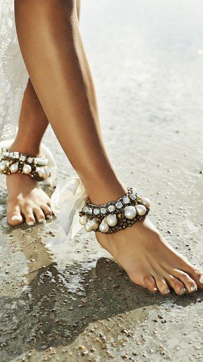รูปภาพ:http://i.styleoholic.com/2017/05/10-statement-anklets-with-large-rhinestones-and-pearls.jpg