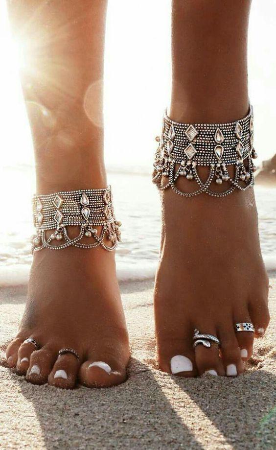 รูปภาพ:http://i.styleoholic.com/2017/05/05-statament-beach-anklets-with-layered-chains-and-large-rhinestones.jpg