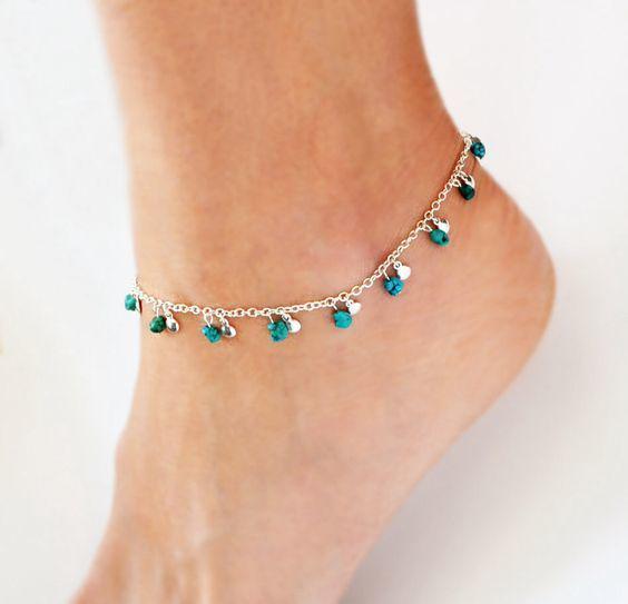 รูปภาพ:http://i.styleoholic.com/2017/05/11-cute-delicate-chain-anklet-with-silver-and-emerald-beads.jpg