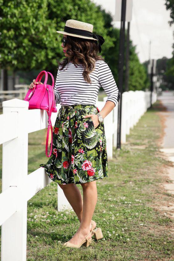 รูปภาพ:http://i.styleoholic.com/2017/07/07-a-tropical-print-knee-skirt-a-striped-black-and-white-long-sleeve-neutral-heels-and-a-hot-pink-bag.jpg