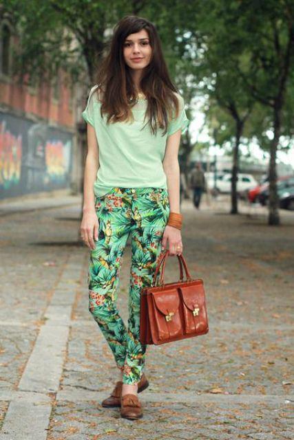 รูปภาพ:http://i.styleoholic.com/2017/07/15-tropical-print-pants-a-light-gree-tee-brown-moccasins-and-a-brown-bag.jpg