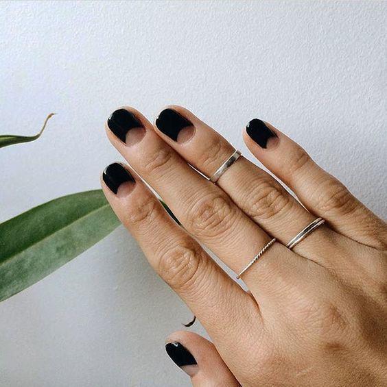 รูปภาพ:http://i.styleoholic.com/2017/05/13-black-half-moon-nails-for-a-minimal-modern-look.jpg