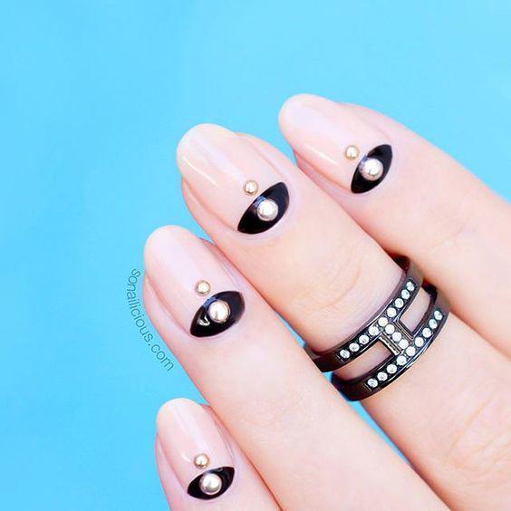 รูปภาพ:http://i.styleoholic.com/2017/05/11-chic-pink-nails-with-black-details-and-pearls-and-beads-for-a-special-occasion.jpg