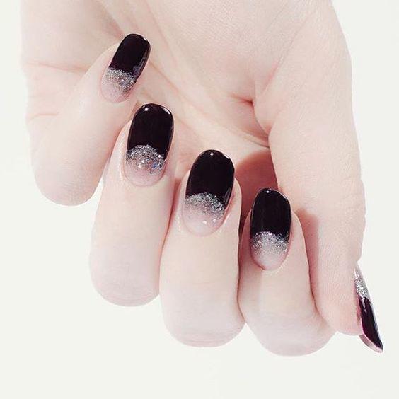 รูปภาพ:http://i.styleoholic.com/2017/05/05-black-half-moon-nails-with-silver-glitter-for-a-glam-feel.jpg