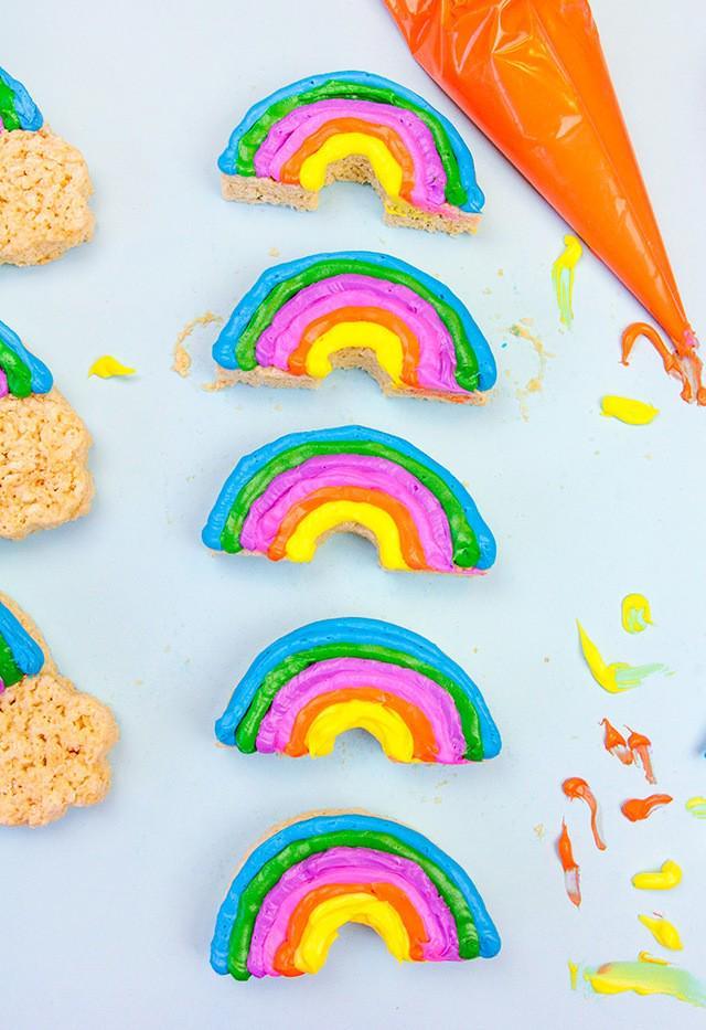 รูปภาพ:http://www.handmadecharlotte.com/wp-content/uploads/2017/06/Rainbow-Rice-Krispies-Treats-step6.690.jpg