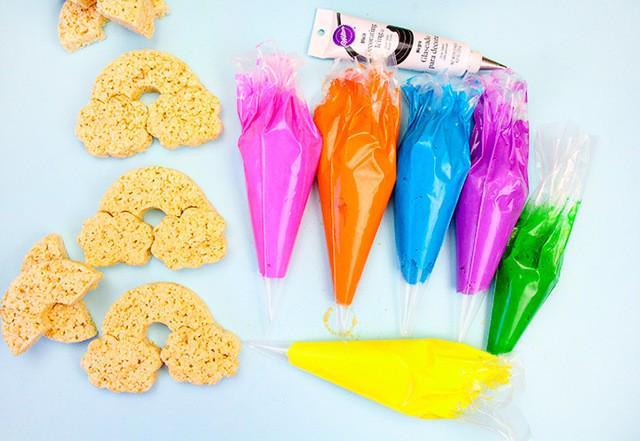 รูปภาพ:http://www.handmadecharlotte.com/wp-content/uploads/2017/06/Rainbow-Rice-Krispies-Treats-step5.690.jpg