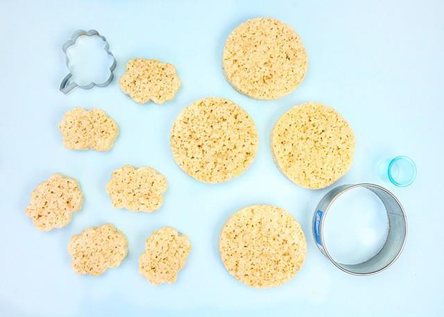 รูปภาพ:http://www.handmadecharlotte.com/wp-content/uploads/2017/06/Rainbow-Rice-Krispies-Treats-step1.690.jpg