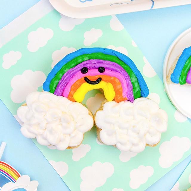 ภาพประกอบบทความ DIY Rainbow Rice Krispie Treats ขนมข้าวพองสายรุ้งสุดมุ้งมิ้ง หน้าตาฟรุ้งฟริ้งจนแทบไม่กล้ากิน