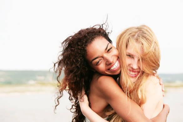 รูปภาพ:http://youqueen.com/wp-content/uploads/2013/07/two-female-friends-hugging-and-smiling.jpg