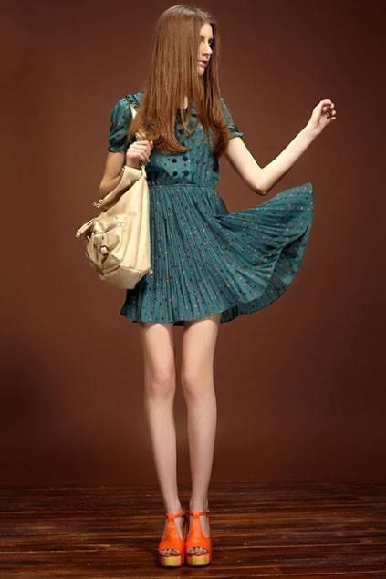 รูปภาพ:http://image1.oasap.com/o_img/2012/03/30/6921-36332-home/vintage-style-short-sleeve-pleated-dress.jpg
