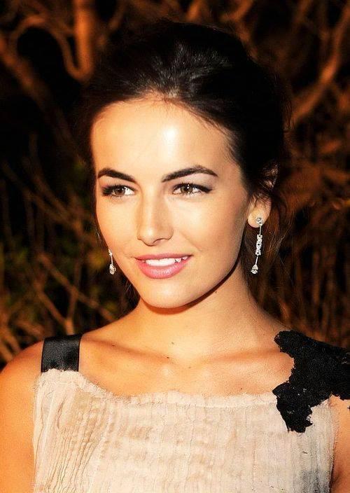 รูปภาพ:http://img1.wikia.nocookie.net/__cb20120823225604/fiftyshadesofgrey/images/thumb/f/f3/Camilla-belle-picture-848489627.jpeg/500px-Camilla-belle-picture-848489627.jpeg