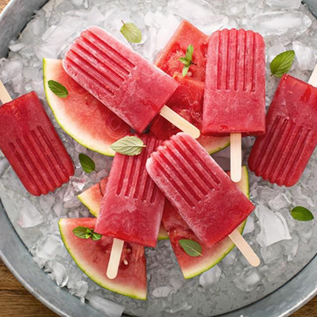 ภาพประกอบบทความ Watermelon Mint Popsicles ไอติมแท่งรสแตงโมมินต์ หม่ำวนไปได้แบบไม่ต้องกลัวอ้วน! 