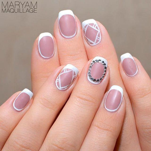 รูปภาพ:https://naildesignsjournal.com/wp-content/uploads/2017/07/french-tip-nail-designs-matte-white-nude-geometric-rhinestones.jpg