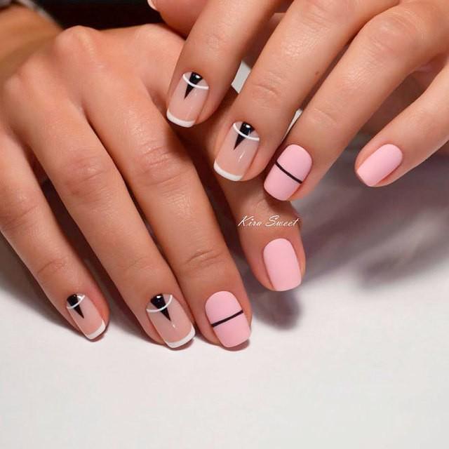 รูปภาพ:https://naildesignsjournal.com/wp-content/uploads/2017/07/french-tip-nail-designs-matte-pink-black-v-mani-line-short-square.jpg