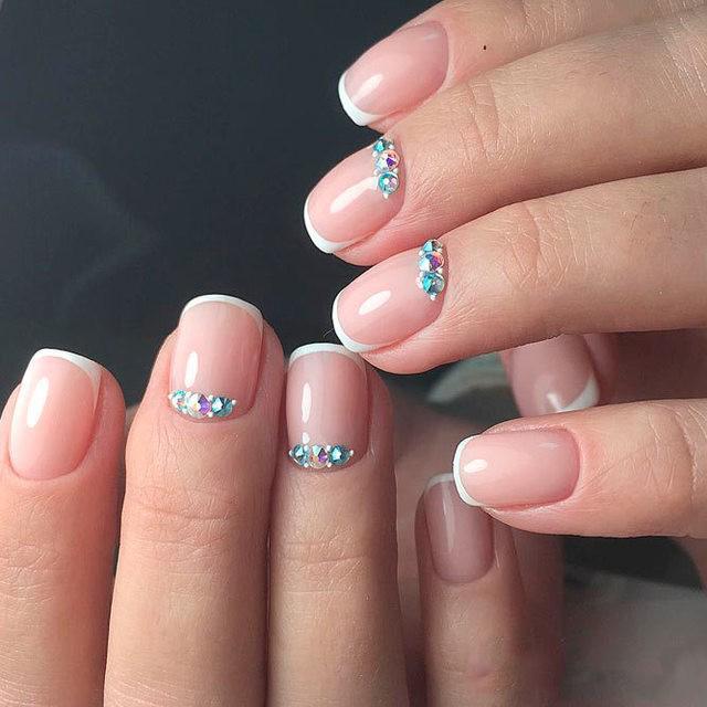 รูปภาพ:https://naildesignsjournal.com/wp-content/uploads/2017/07/french-tip-nail-designs-white-rhinestones-short-square.jpg