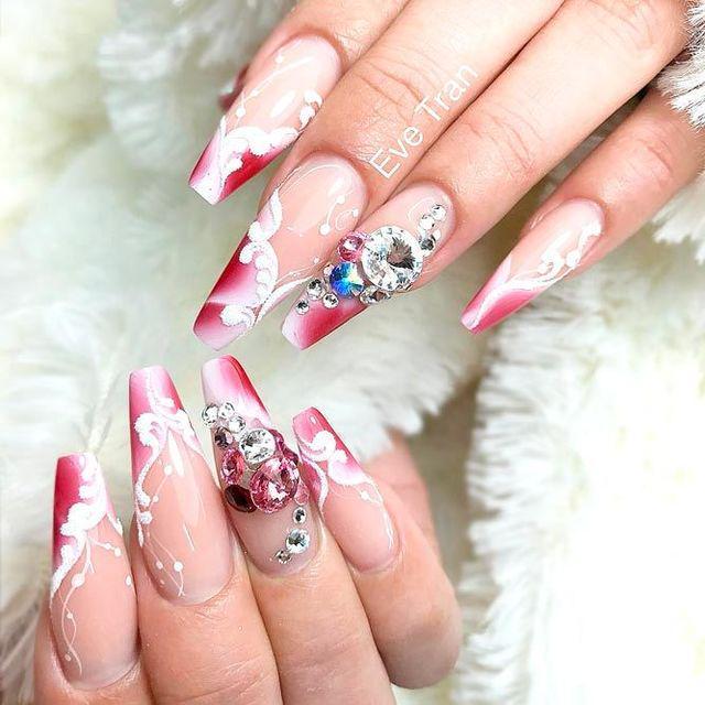 รูปภาพ:https://naildesignsjournal.com/wp-content/uploads/2017/07/french-tip-nail-designs-magenta-white-swirl-rhinestones.jpg