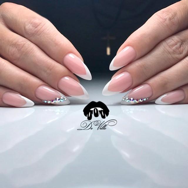 รูปภาพ:https://naildesignsjournal.com/wp-content/uploads/2017/07/french-tip-nail-designs-white-rhinestones-almond.jpg
