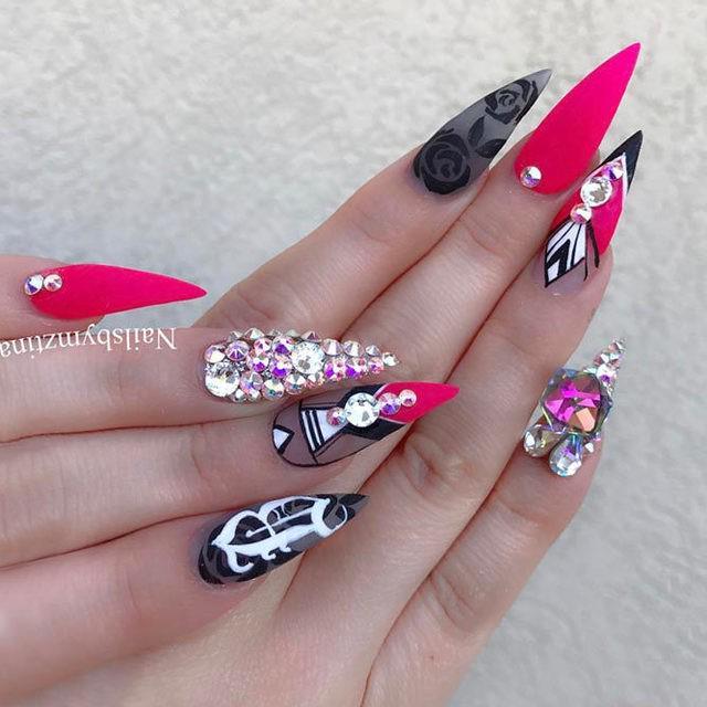 รูปภาพ:https://naildesignsjournal.com/wp-content/uploads/2017/07/stiletto-nail-designs-you-adore-matte-black-hot-pink-base-hand-painted-roses-rhinestones.jpg