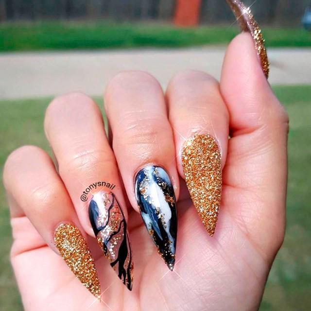 รูปภาพ:https://naildesignsjournal.com/wp-content/uploads/2017/03/stiletto-nail-designs-you-adore-6.jpg