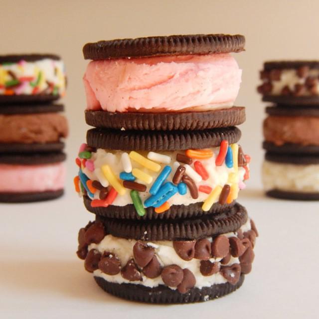 ตัวอย่าง ภาพหน้าปก:Easy Oreo Ice Cream Sandwiches สูตรไอศกรีมแซนด์วิชโอรีโอ้ หวานเย็นชื่นใจ ใครๆ ก็อยากกิน