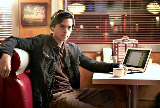 รูปภาพ:https://media.glamour.com/photos/58a510c04c169f6448949a89/master/w_644,c_limit/cole-sprouse-riverdale-jughead.jpg