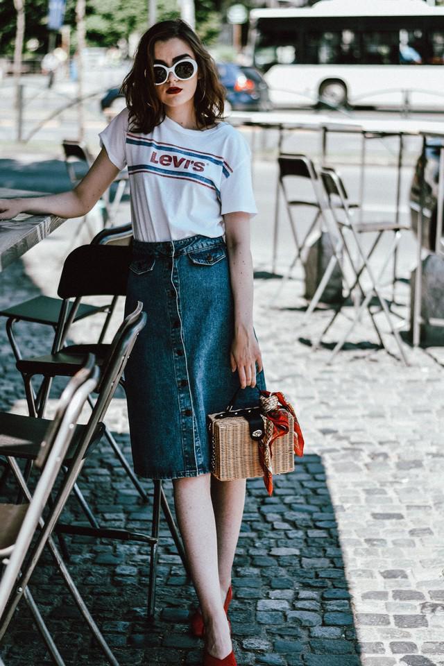 รูปภาพ:http://couturezilla.com/wp-content/uploads/2017/06/Zara-midi-denim-skirt-levis-t-shirt-bamboo-bag-straw-bag-white-sunglasses-red-pumps-scarf-cute-summer-outfit-andreea-birsan-couturezilla-13.jpg