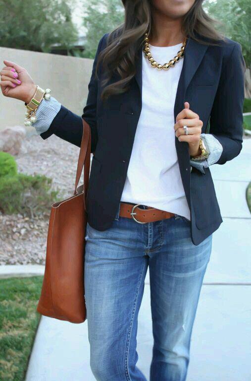 รูปภาพ:http://i.styleoholic.com/2017/07/11-blue-jeans-a-white-top-a-black-blazer-and-a-statement-necklace-to-work.jpg