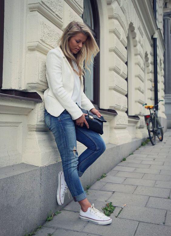 รูปภาพ:http://i.styleoholic.com/2017/07/02-an-all-white-look-with-blue-distressed-jeans-and-Converse-for-late-summer.jpg