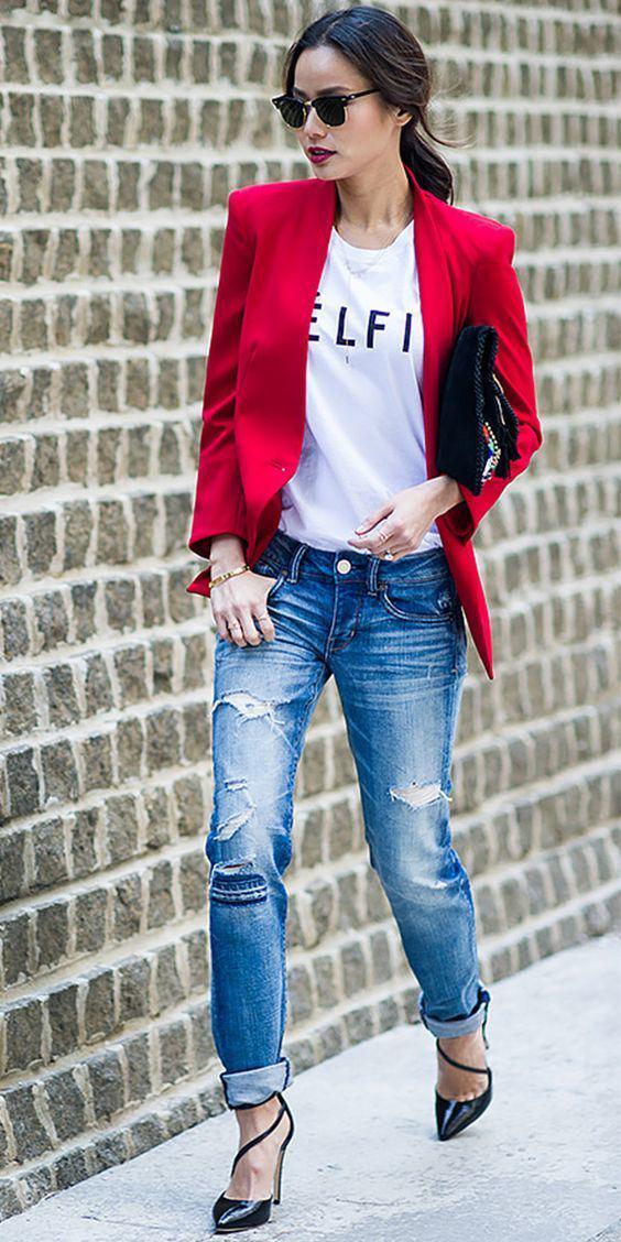 รูปภาพ:http://i.styleoholic.com/2017/07/12-boyfriend-jeans-a-white-printed-tee-a-red-blazer-and-black-strappy-heels.jpg
