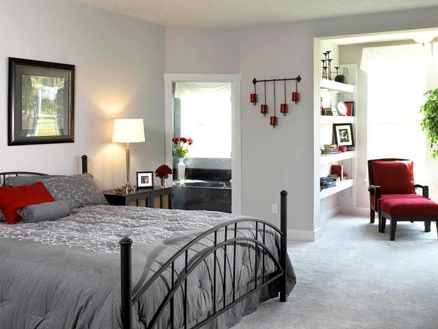 รูปภาพ:http://www.amazadesign.com/wp-content/uploads/Bedroom-View-with-King-Sized-Bed-Chairs-Book-Shelves-and-Marble-Floor-for-Home-Interior-Design-Ideas.jpg