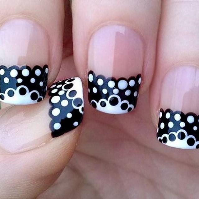 รูปภาพ:https://naildesignsjournal.com/wp-content/uploads/2017/05/white-black-nail-designs-polka-dot-tips.jpg