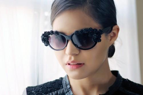 รูปภาพ:http://i.styleoholic.com/15-Romantic-Flower-Sunglasses-For-Summer-500x333.jpg
