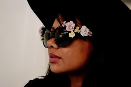 รูปภาพ:http://i.styleoholic.com/15-Romantic-Flower-Sunglasses-For-Summer2-500x333.jpeg