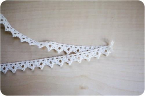 รูปภาพ:http://i.styleoholic.com/Feminine-DIY-Double-Strand-Lace-Headband2-500x332.jpg