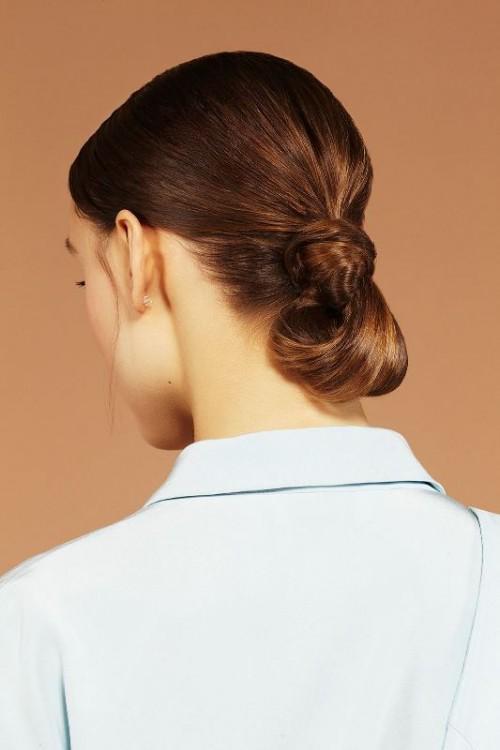 รูปภาพ:http://i.styleoholic.com/23-work-hairstyles-that-are-office-appropriate-yet-not-boring-1-500x750.jpg