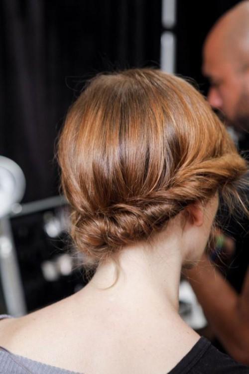 รูปภาพ:http://i.styleoholic.com/23-work-hairstyles-that-are-office-appropriate-yet-not-boring-5-500x750.jpg