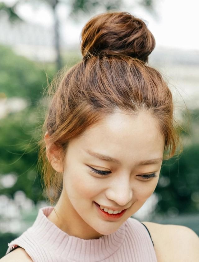 รูปภาพ:http://www.beautyhunter.co.th/wp-content/uploads/2016/10/Messy-Buns-20.jpg