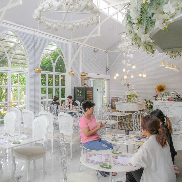 ตัวอย่าง ภาพหน้าปก:เปิดประตูโลกแห่งเทพนิยายกับคาเฟ่สีขาวสุดหรูหรา Cafe Reverie ของหน้ากากซูโม่! [ร้านอาหาร ลาดพร้าว]